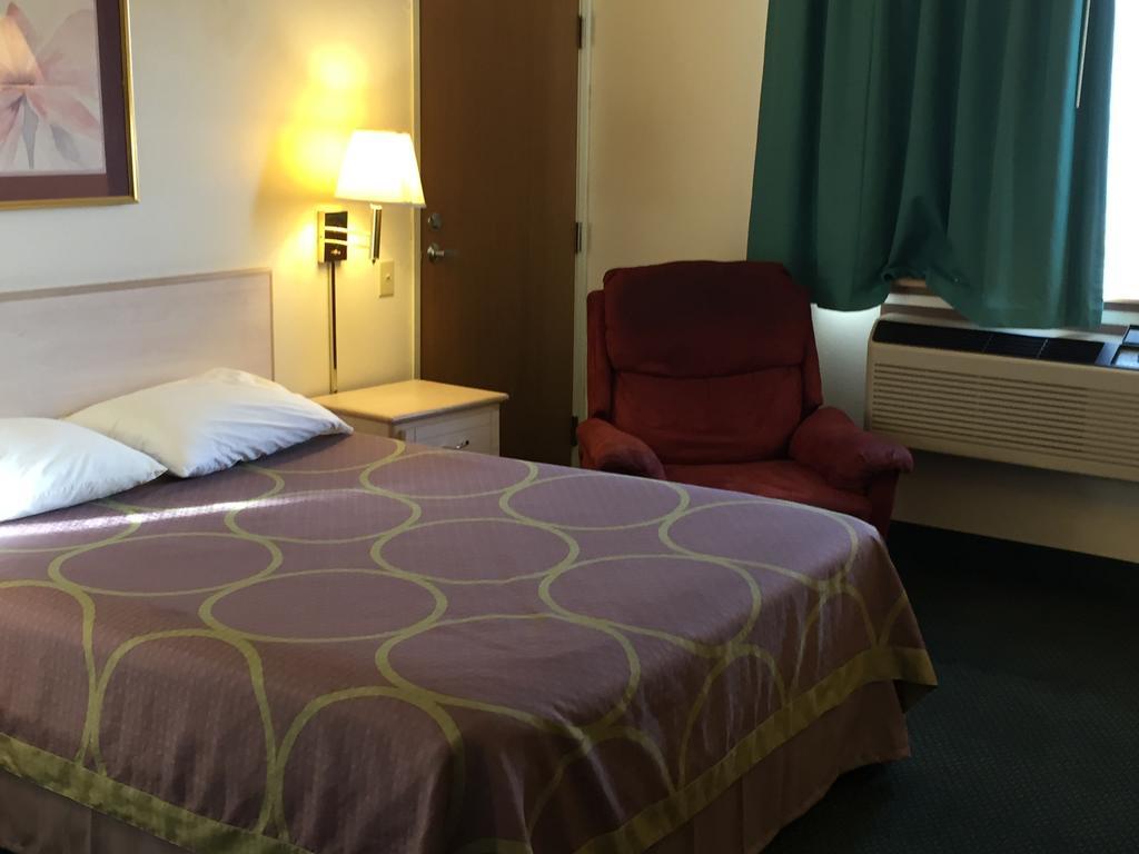 Super 8 By Wyndham Willcox Motel Room photo